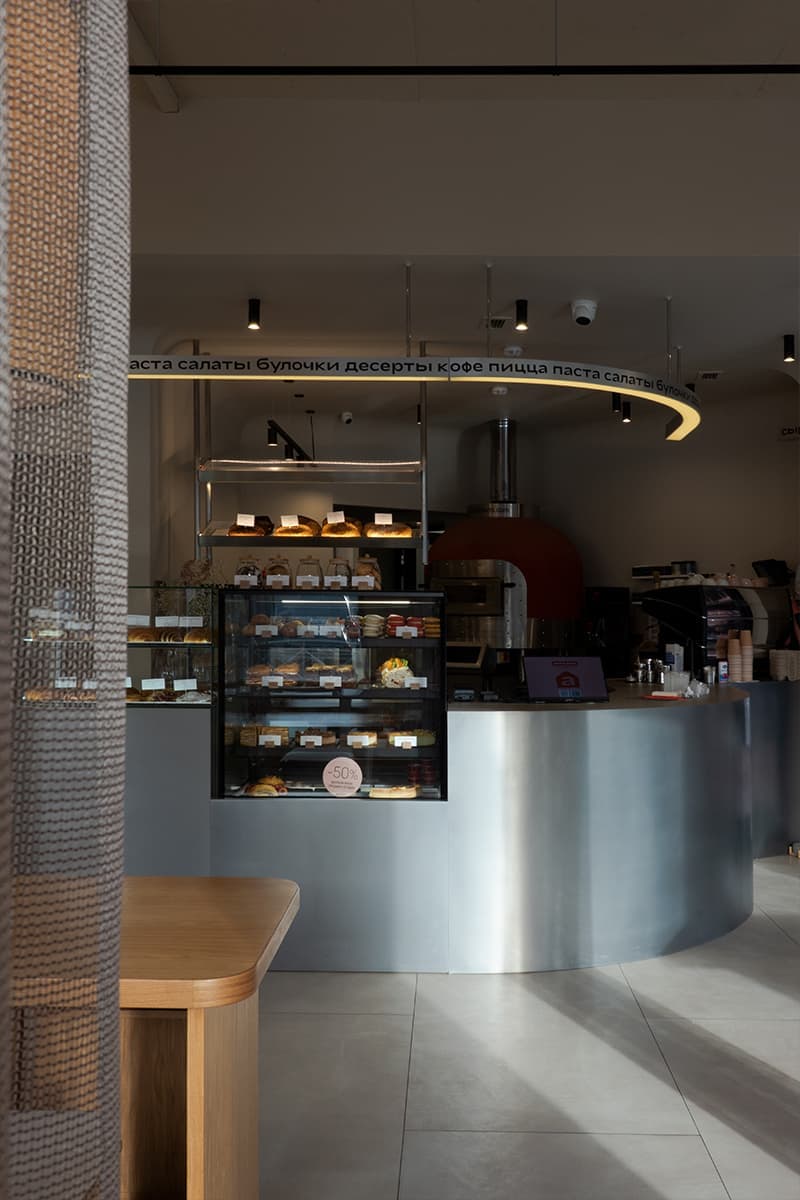 Текстильные перегородки и панорамные окна в интерьере кафе в Севастополе — проект Екатерины Саракула