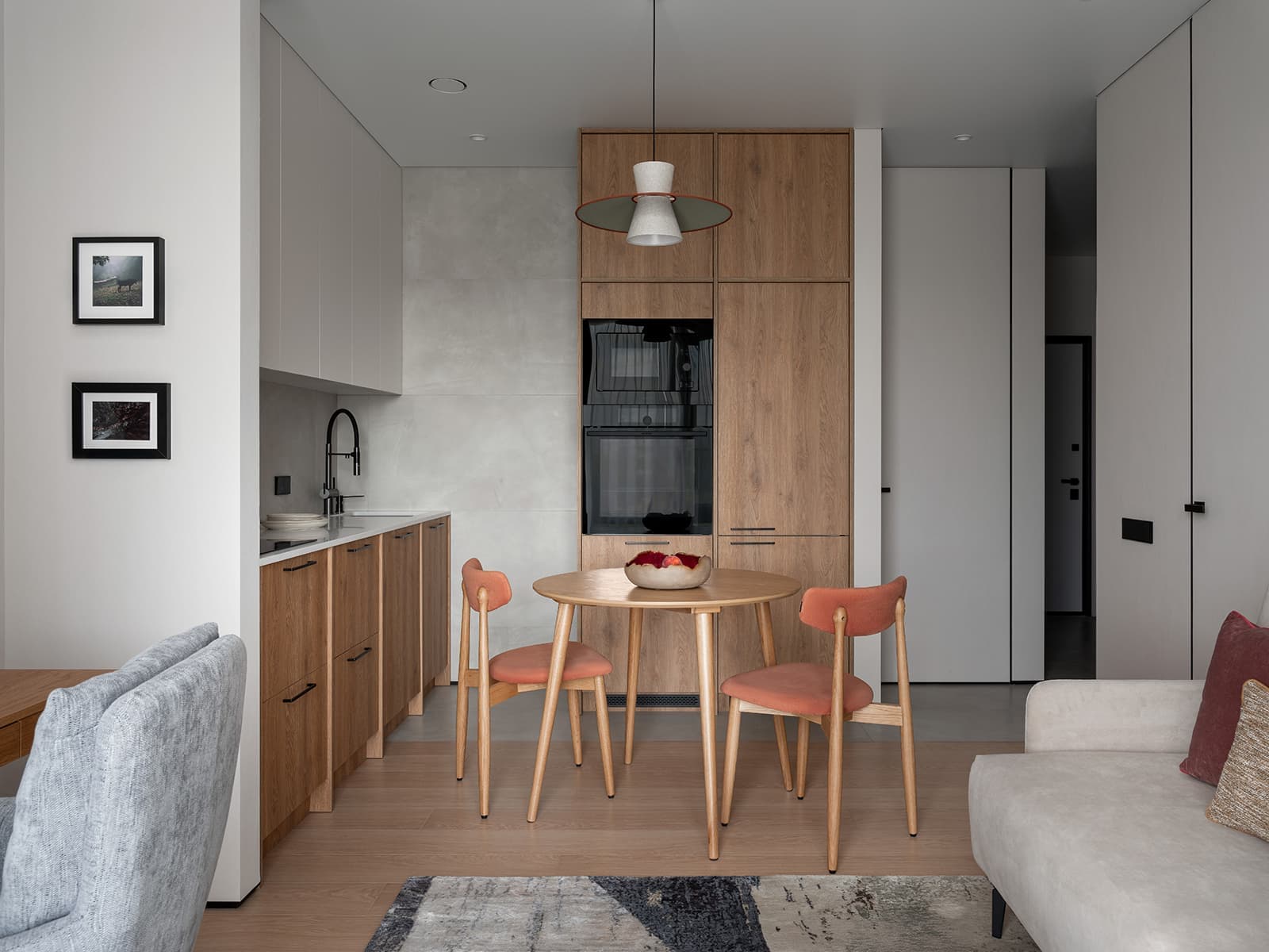 Точечные акценты в нейтральном интерьере для пары — проект мастерской «По-другому»