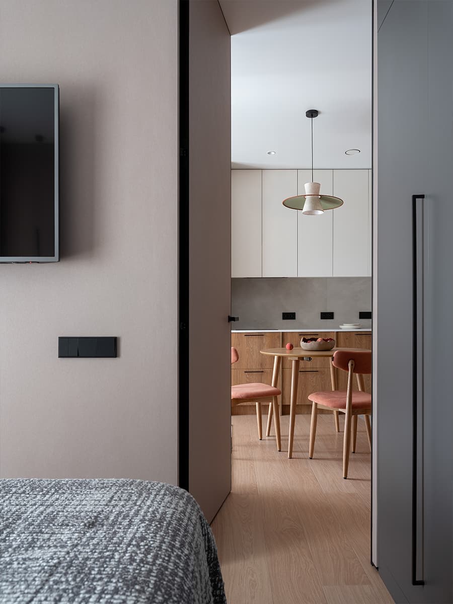 Точечные акценты в нейтральном интерьере для пары — проект мастерской «По-другому»