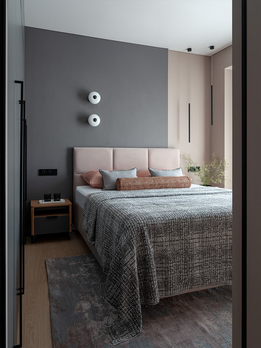 Точечные акценты в нейтральном интерьере для пары — проект мастерской «По-другому»