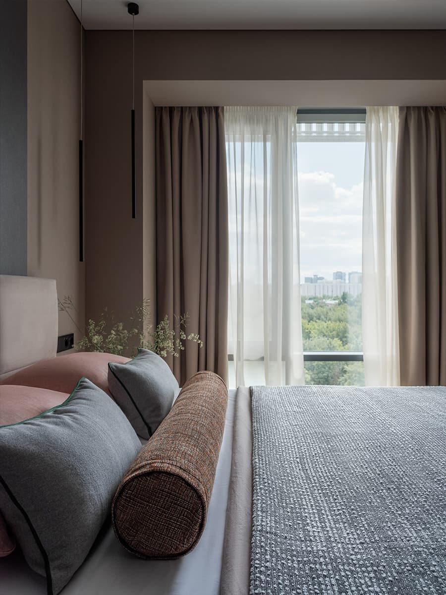 Точечные акценты в нейтральном интерьере для пары — проект мастерской «По-другому»