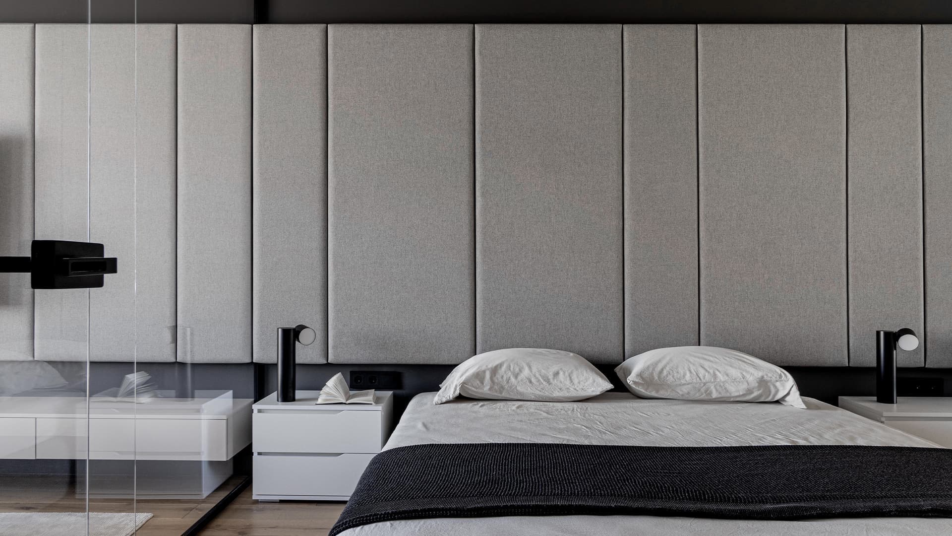 Стеклянные перегородки и монохромная палитра в интерьере квартиры для отдыха — проект Оксаны Пирко и Дарьи Гончаровой