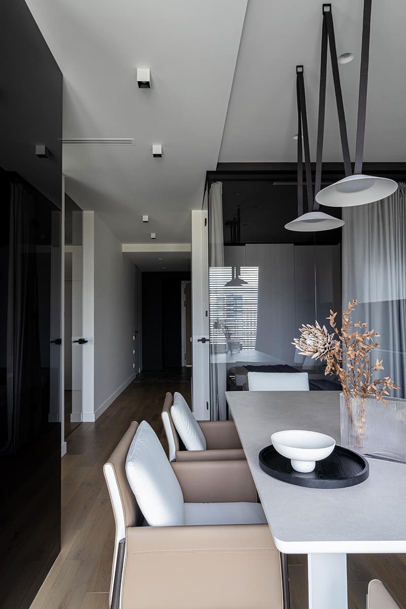 Стеклянные перегородки и монохромная палитра в интерьере квартиры для отдыха — проект Оксаны Пирко и Дарьи Гончаровой
