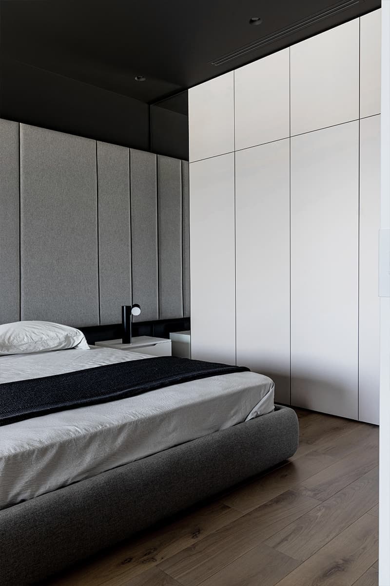 Стеклянные перегородки и монохромная палитра в интерьере квартиры для отдыха — проект Оксаны Пирко и Дарьи Гончаровой