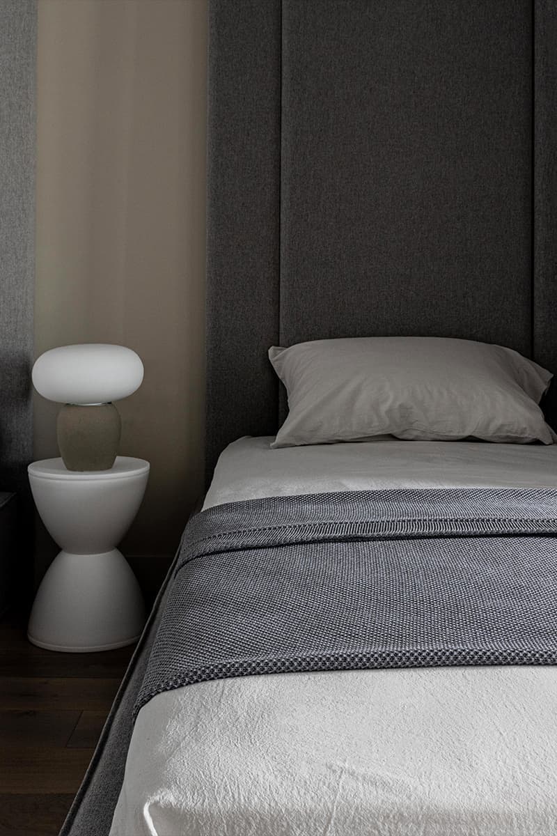 Стеклянные перегородки и монохромная палитра в интерьере квартиры для отдыха — проект Оксаны Пирко и Дарьи Гончаровой