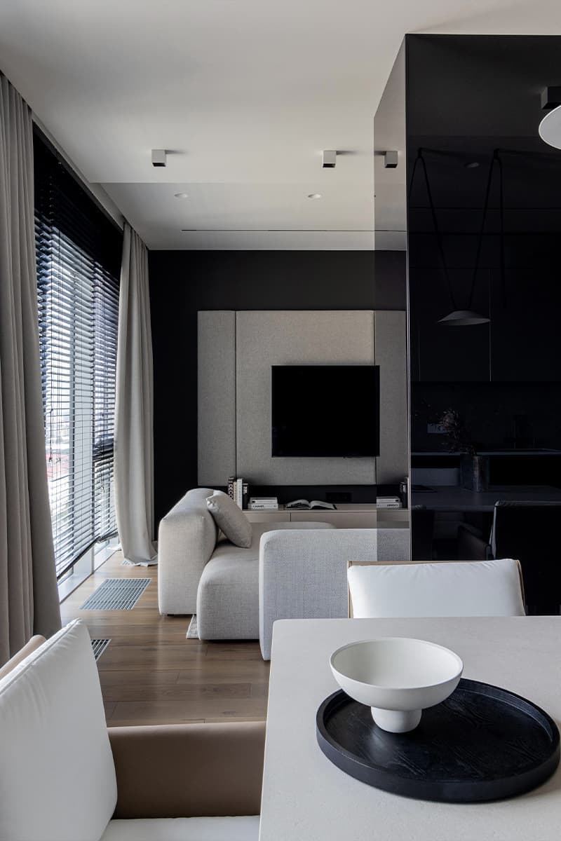 Стеклянные перегородки и монохромная палитра в интерьере квартиры для отдыха — проект Оксаны Пирко и Дарьи Гончаровой