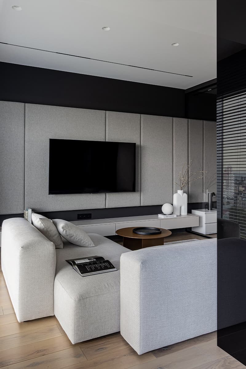 Стеклянные перегородки и монохромная палитра в интерьере квартиры для отдыха — проект Оксаны Пирко и Дарьи Гончаровой