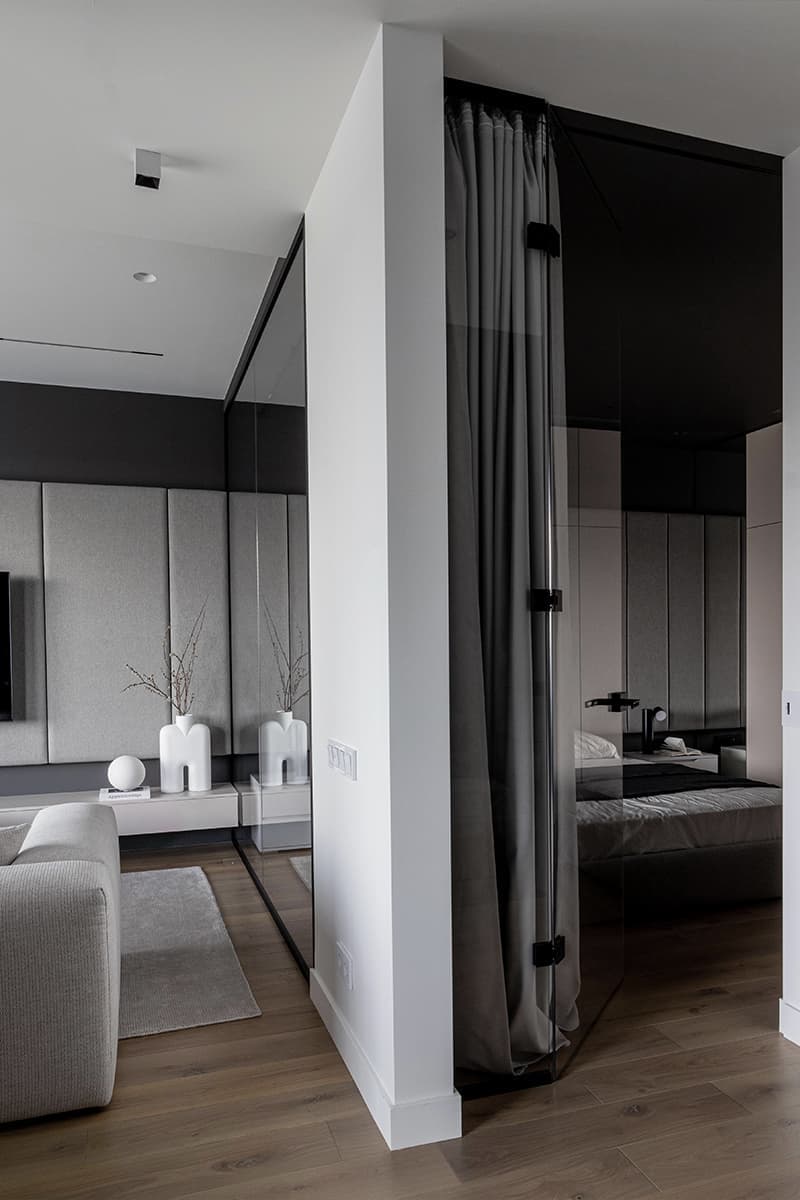 Стеклянные перегородки и монохромная палитра в интерьере квартиры для отдыха — проект Оксаны Пирко и Дарьи Гончаровой