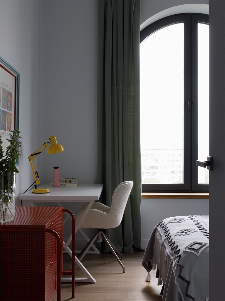 Обилие цвета в интерьере квартиры с четырьмя спальнями — проект Юлии Зайцевой