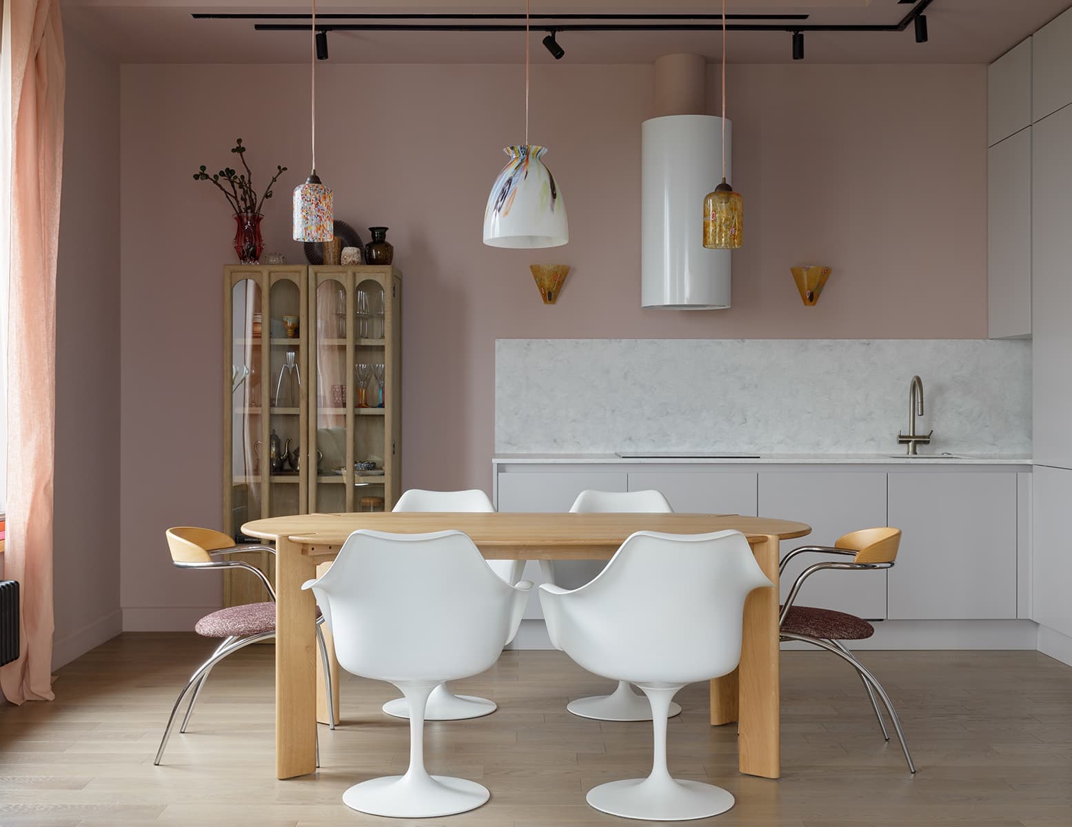 Обилие цвета в интерьере квартиры с четырьмя спальнями — проект Юлии Зайцевой