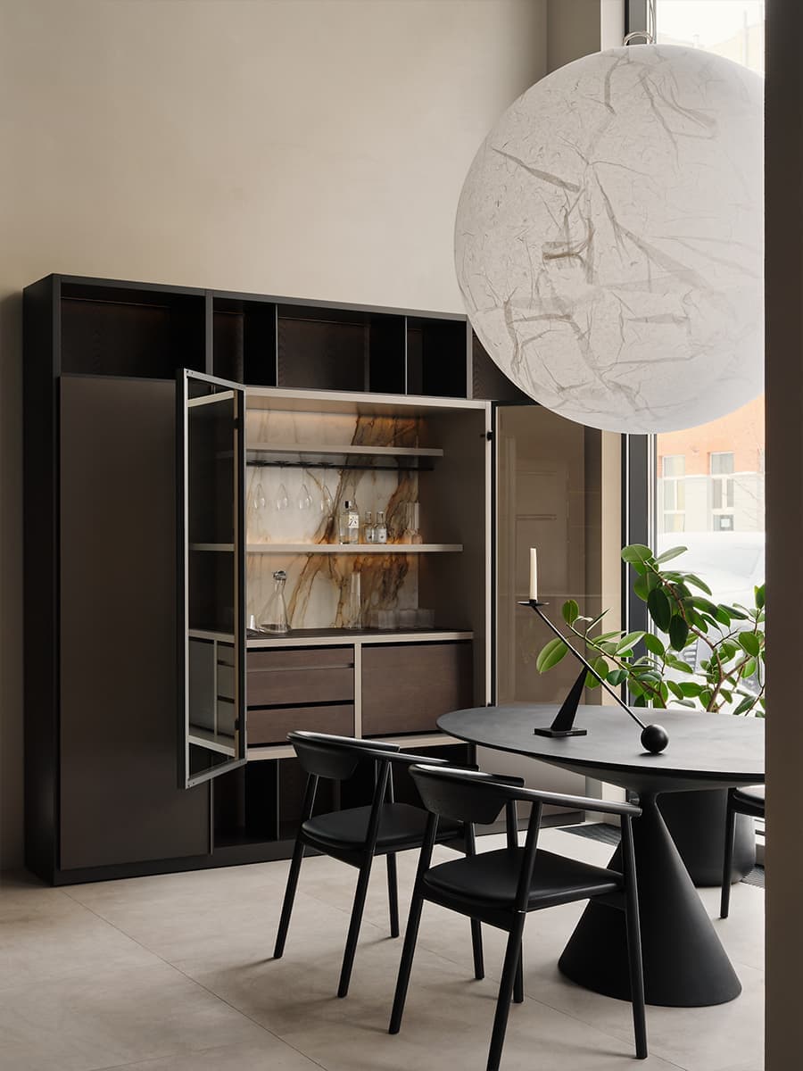 Землистые оттенки в интерьере мебельного шоурума — проект QUADRUM Studio