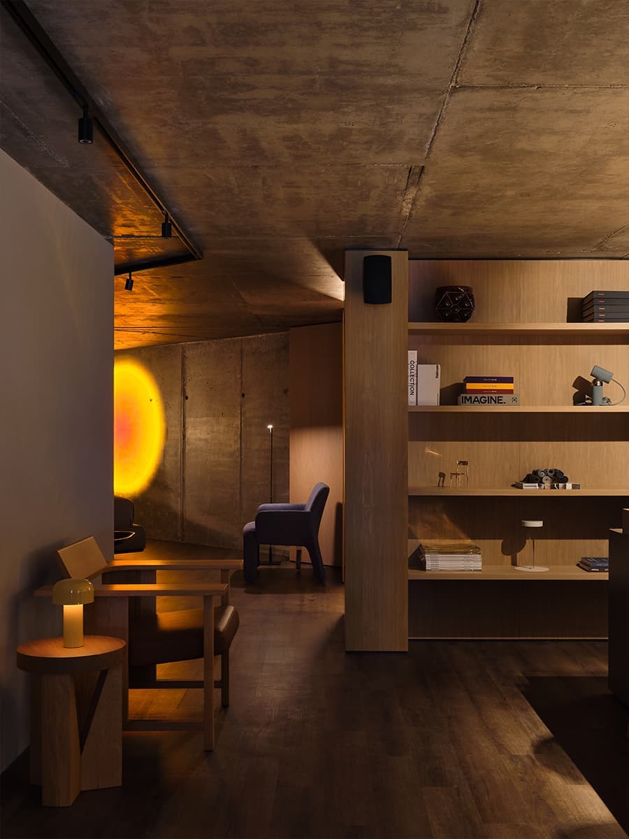 Землистые оттенки в интерьере мебельного шоурума — проект QUADRUM Studio