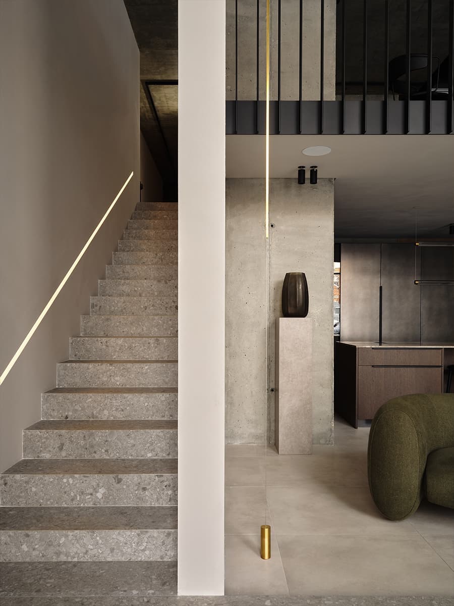 Землистые оттенки в интерьере мебельного шоурума — проект QUADRUM Studio