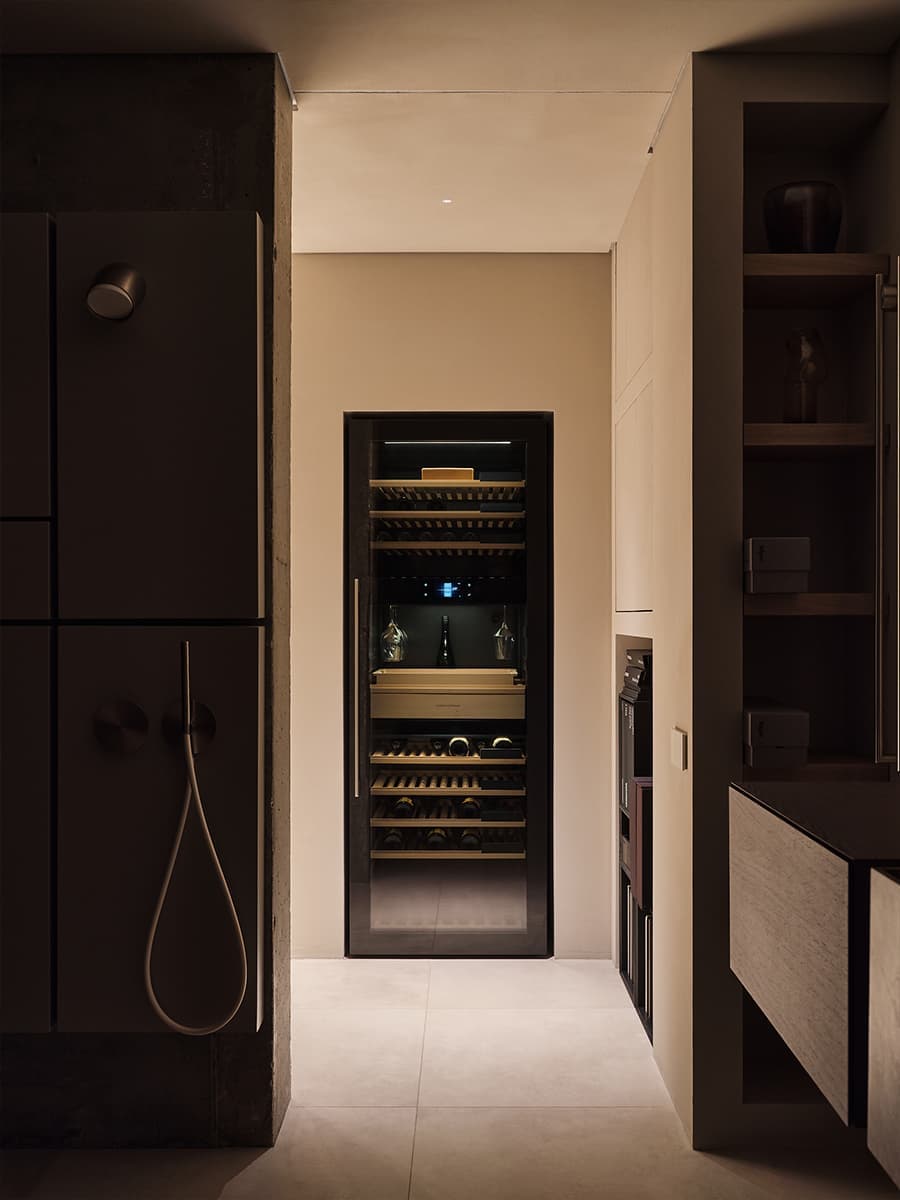 Землистые оттенки в интерьере мебельного шоурума — проект QUADRUM Studio