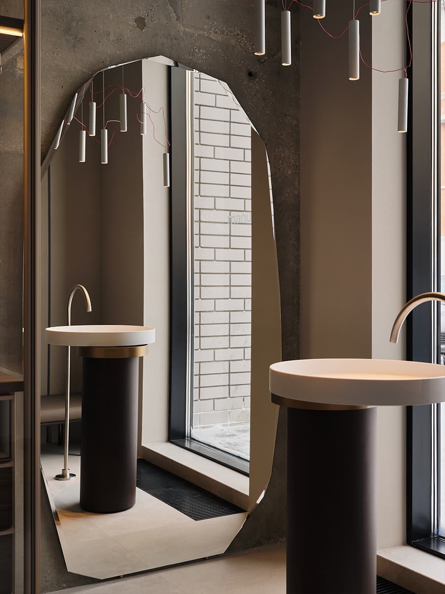 Землистые оттенки в интерьере мебельного шоурума — проект QUADRUM Studio