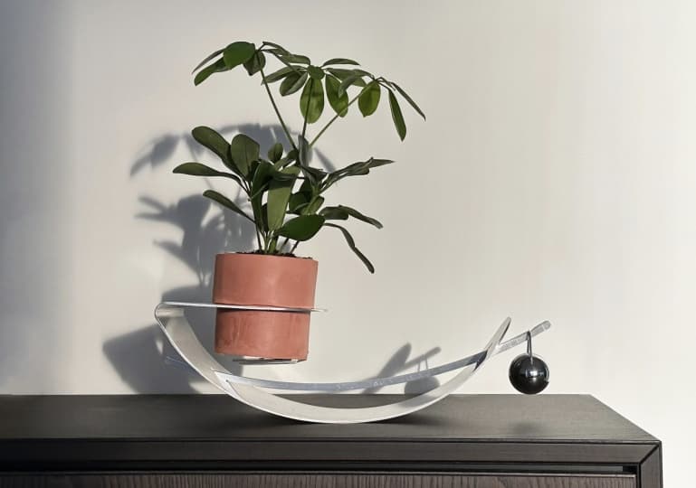 Выпускница Central Saint Martins придумала качающуюся подставку для растений