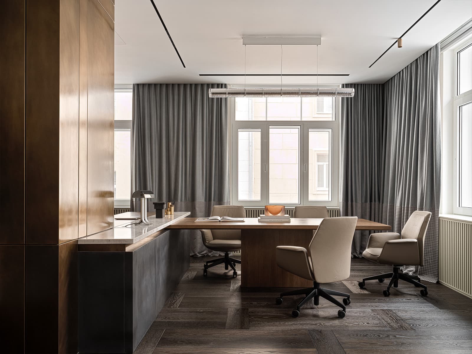 Обволакивающая палитра материалов в интерьере респектабельного офиса — проект бюро TOU Architects