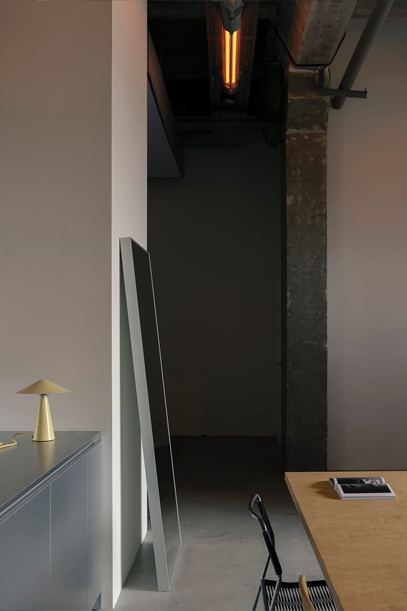 Бетонная стяжка с красным кирпичом в интерьере минской фотостудии — проект DUDES Architects