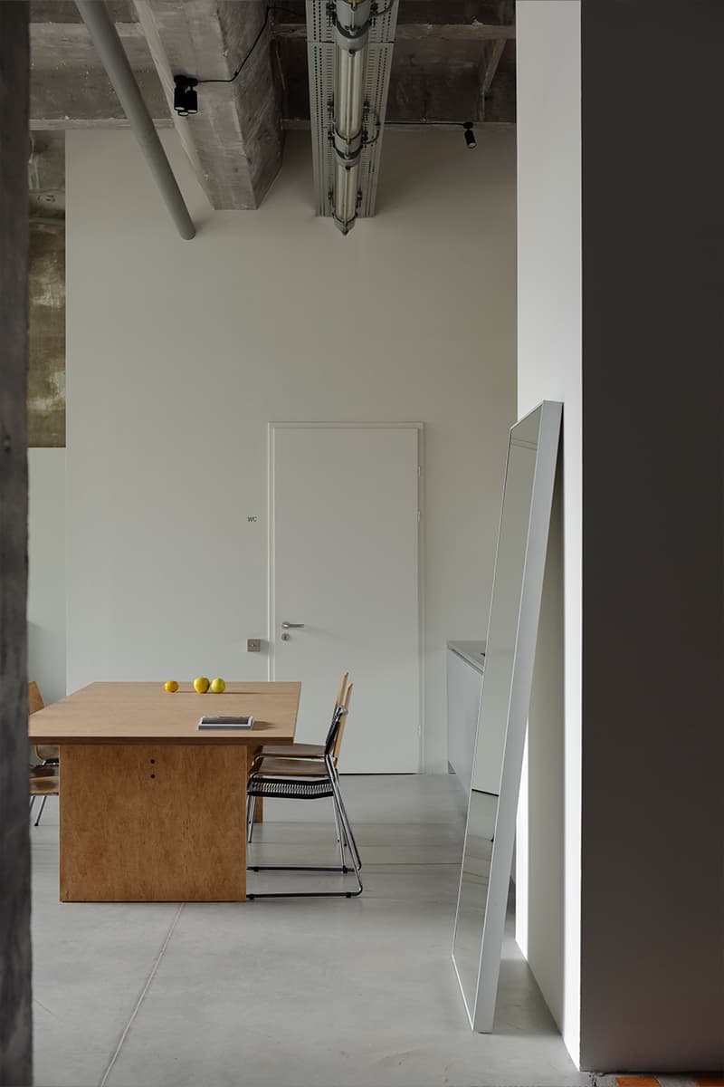 Бетонная стяжка с красным кирпичом в интерьере минской фотостудии — проект DUDES Architects