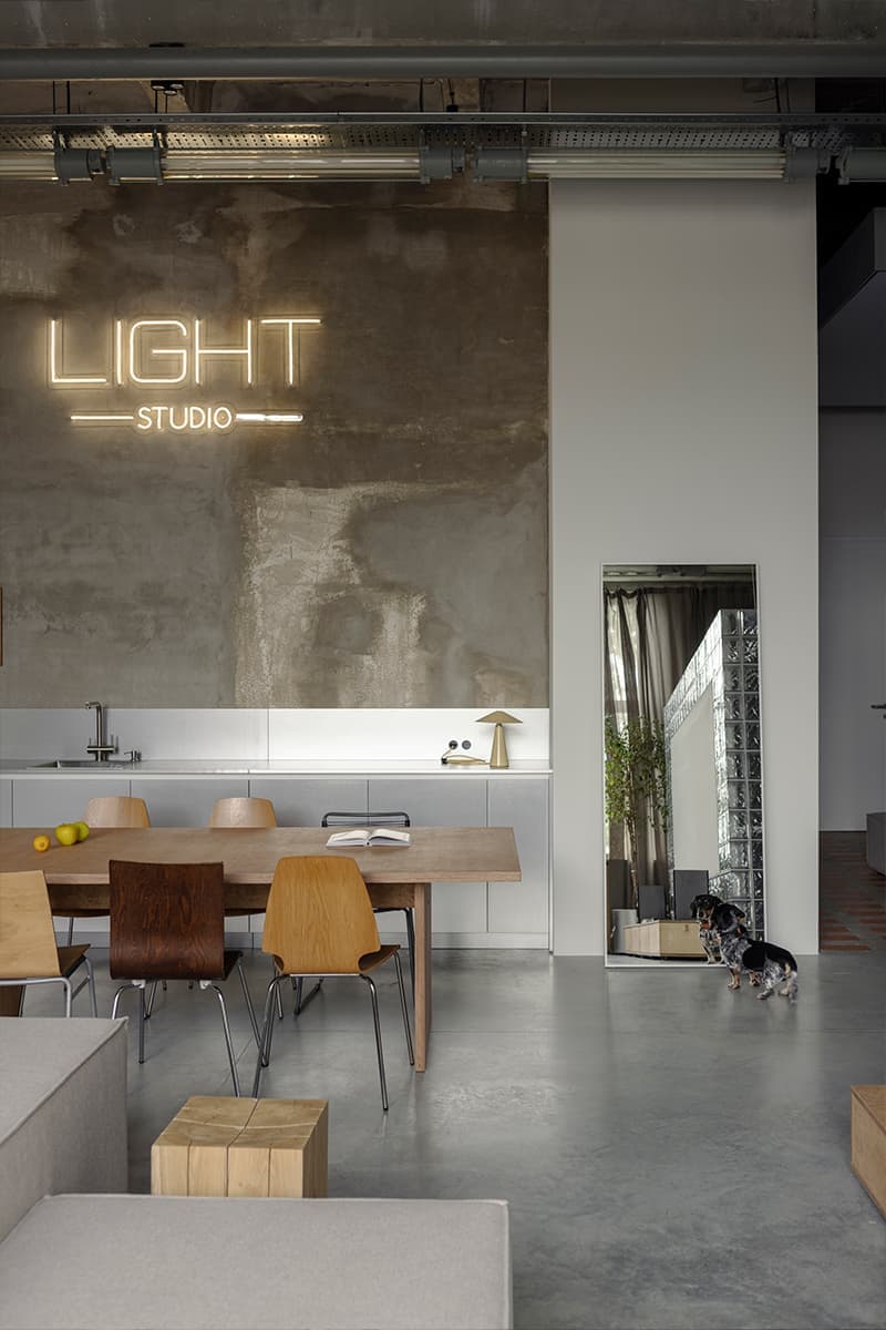 Бетонная стяжка с красным кирпичом в интерьере минской фотостудии — проект DUDES Architects
