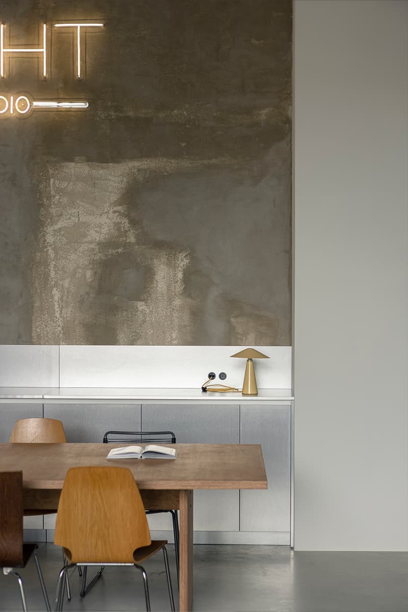 Бетонная стяжка с красным кирпичом в интерьере минской фотостудии — проект DUDES Architects