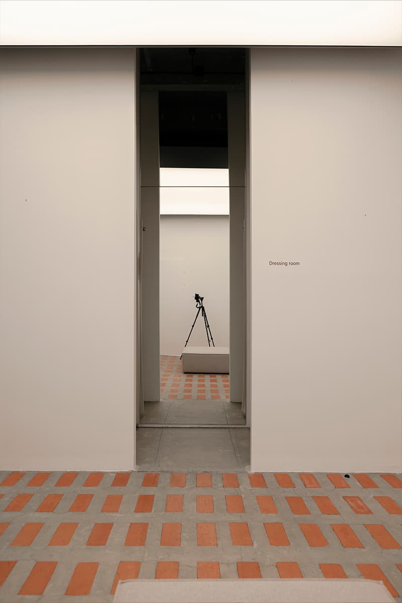 Бетонная стяжка с красным кирпичом в интерьере минской фотостудии — проект DUDES Architects