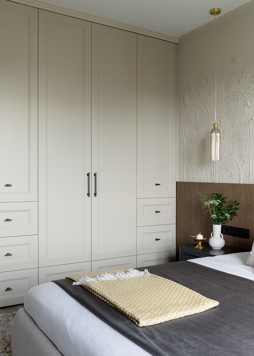 Декоративные птицы и узорчатые обои в интерьере квартиры для девушки — проект Ирины Чекмаревой