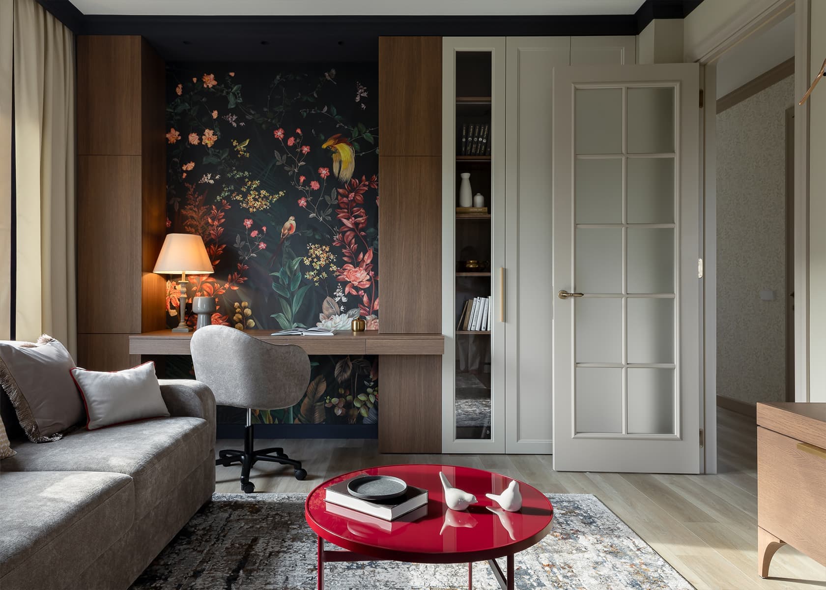 Декоративные птицы и узорчатые обои в интерьере квартиры для девушки — проект Ирины Чекмаревой