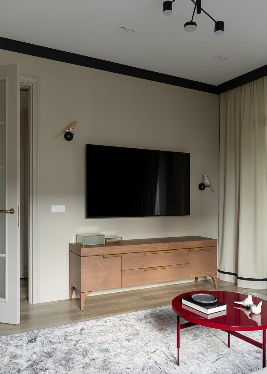 Декоративные птицы и узорчатые обои в интерьере квартиры для девушки — проект Ирины Чекмаревой