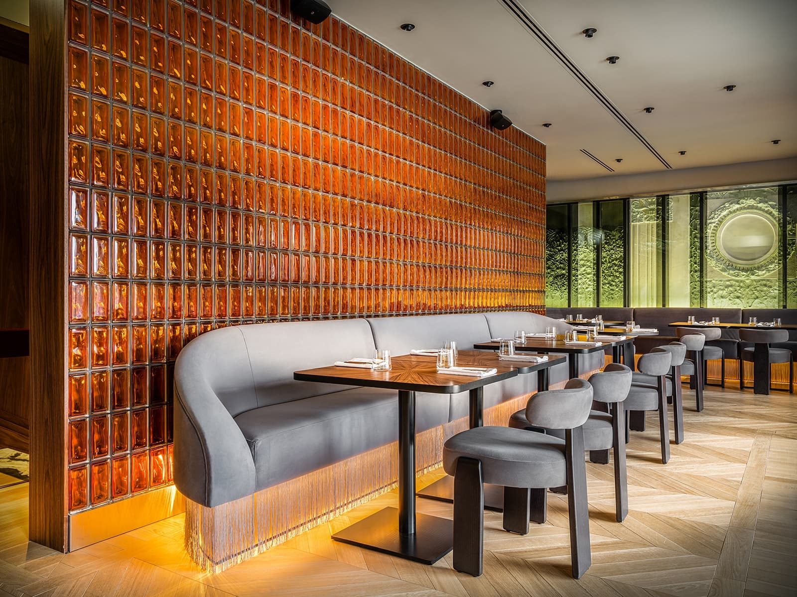 Историческая лепнина и шпон ореха в обволакивающем интерьере кафе — проект S+S Studio (Sundukovy Sisters)