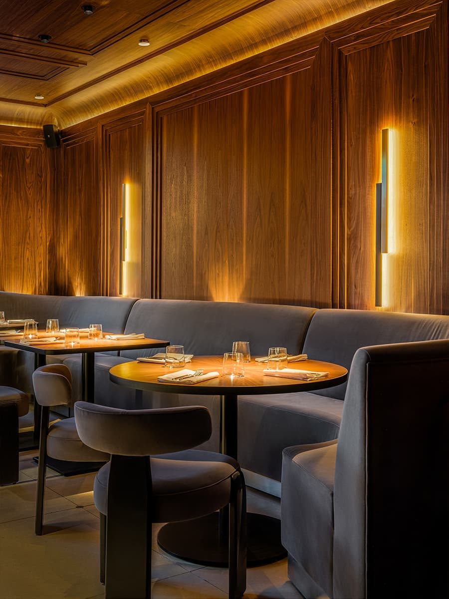 Историческая лепнина и шпон ореха в обволакивающем интерьере кафе — проект S+S Studio (Sundukovy Sisters)