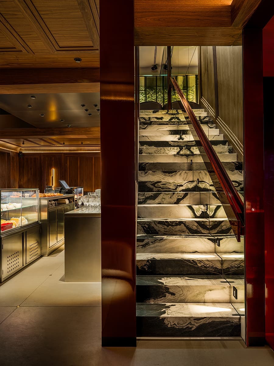 Историческая лепнина и шпон ореха в обволакивающем интерьере кафе — проект S+S Studio (Sundukovy Sisters)