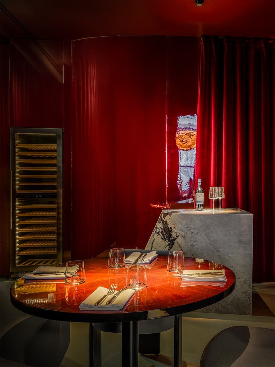 Историческая лепнина и шпон ореха в обволакивающем интерьере кафе — проект S+S Studio (Sundukovy Sisters)