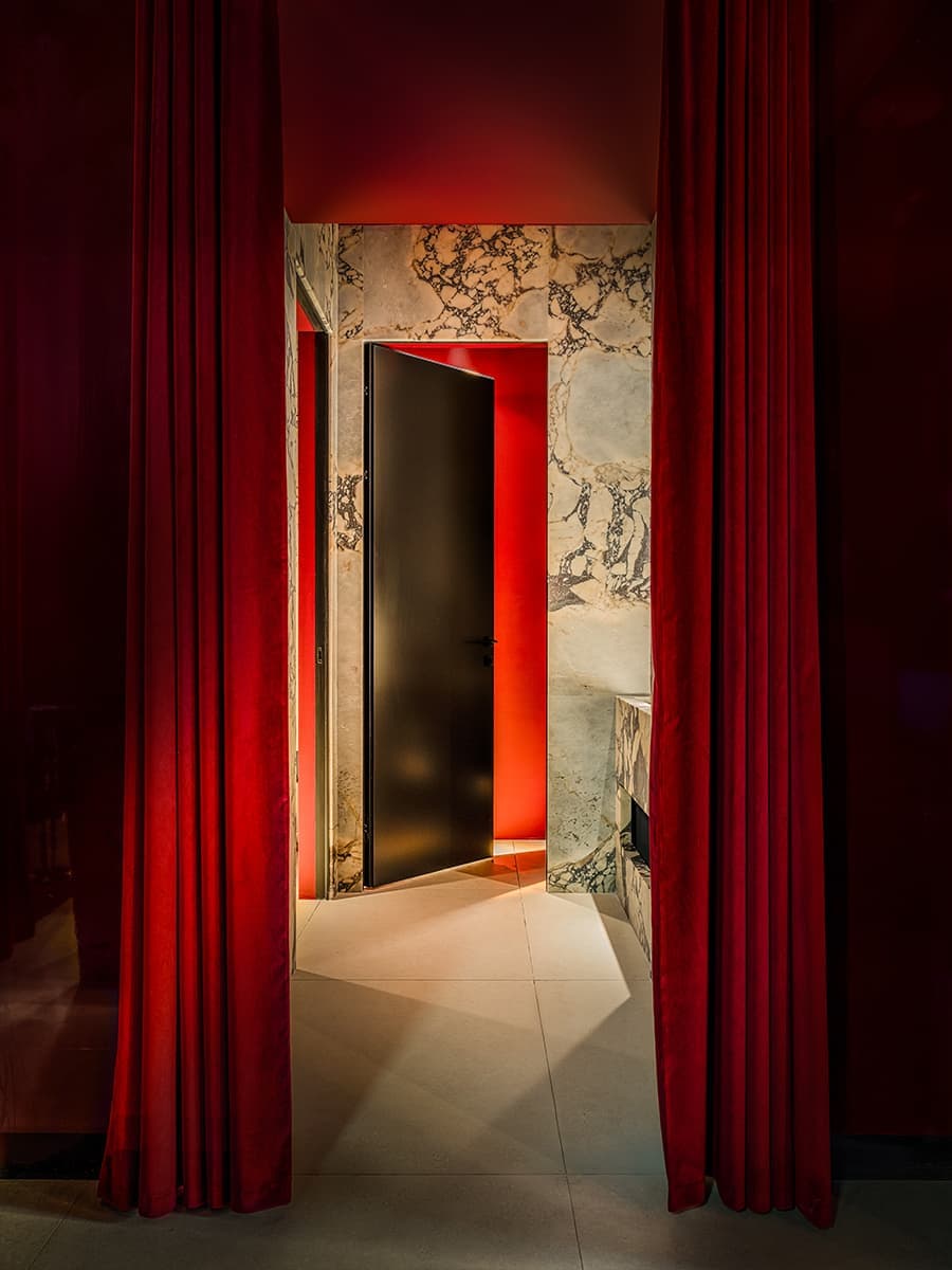 Историческая лепнина и шпон ореха в обволакивающем интерьере кафе — проект S+S Studio (Sundukovy Sisters)