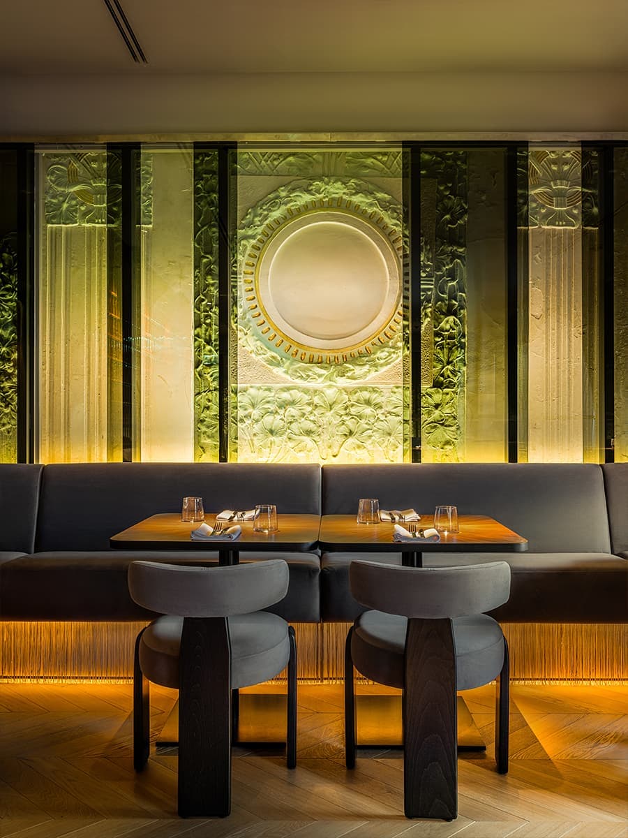 Историческая лепнина и шпон ореха в обволакивающем интерьере кафе — проект S+S Studio (Sundukovy Sisters)