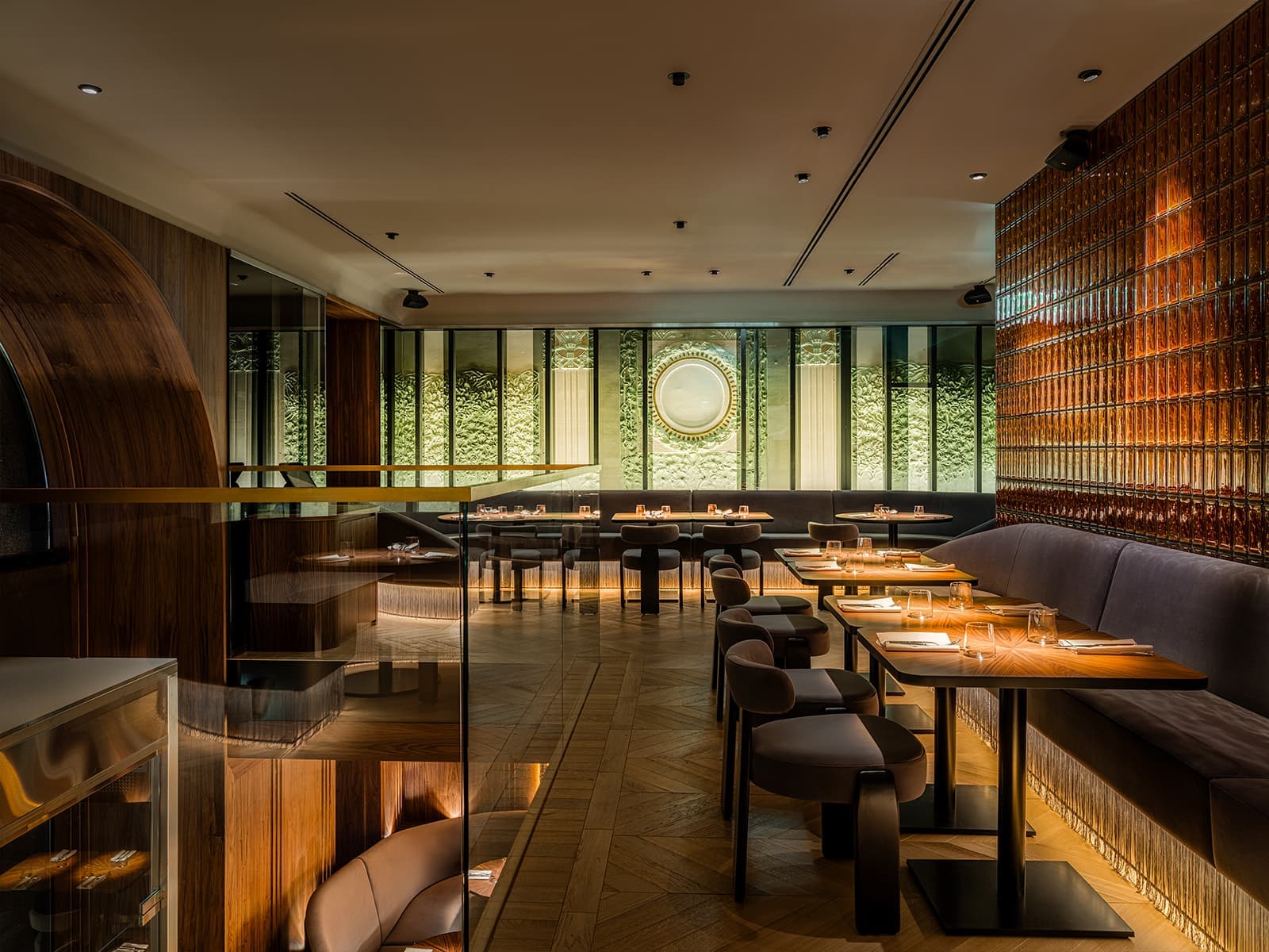 Историческая лепнина и шпон ореха в обволакивающем интерьере кафе — проект S+S Studio (Sundukovy Sisters)