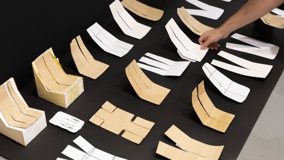 Foster + Partners и Isokon показали коллекцию мебели из фанеры