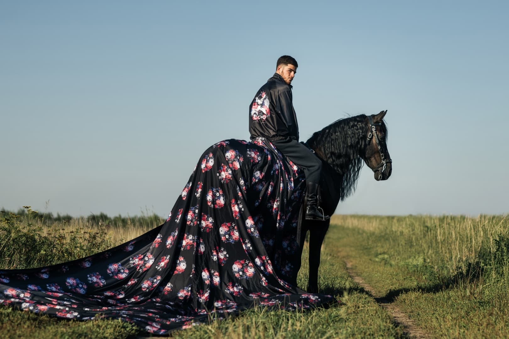 Жостовская фабрика создала мерч для футбольной команды Жостовская фабрика создала мерч для футбольной команды