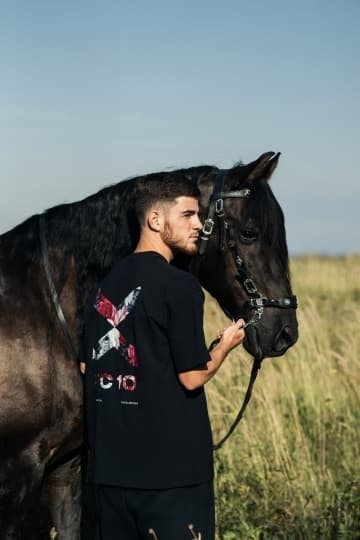 Жостовская фабрика создала мерч для футбольной команды