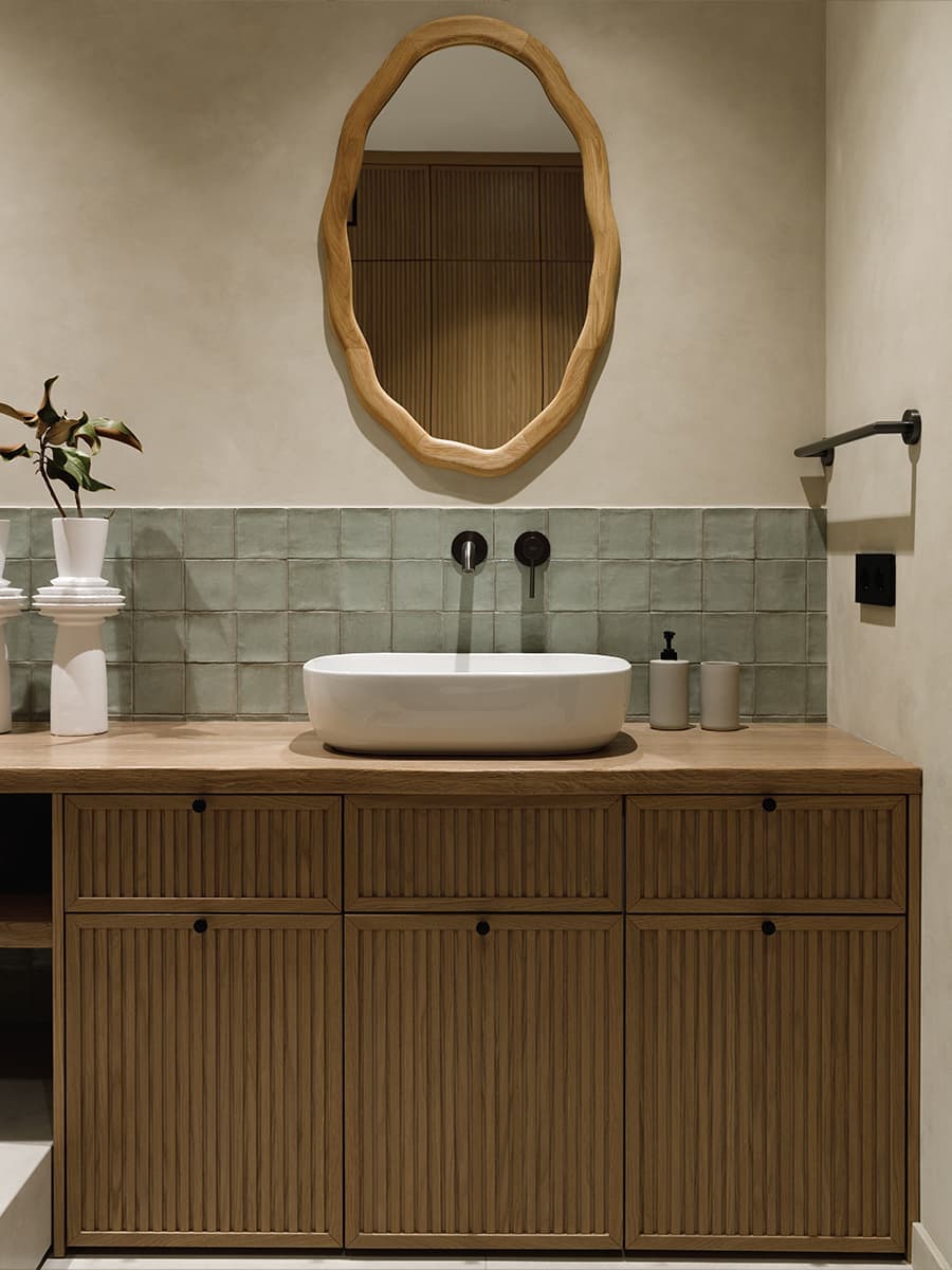 Теплые сдержанные оттенки в интерьере квартиры для дружной семьи — проект Starikova.Architects