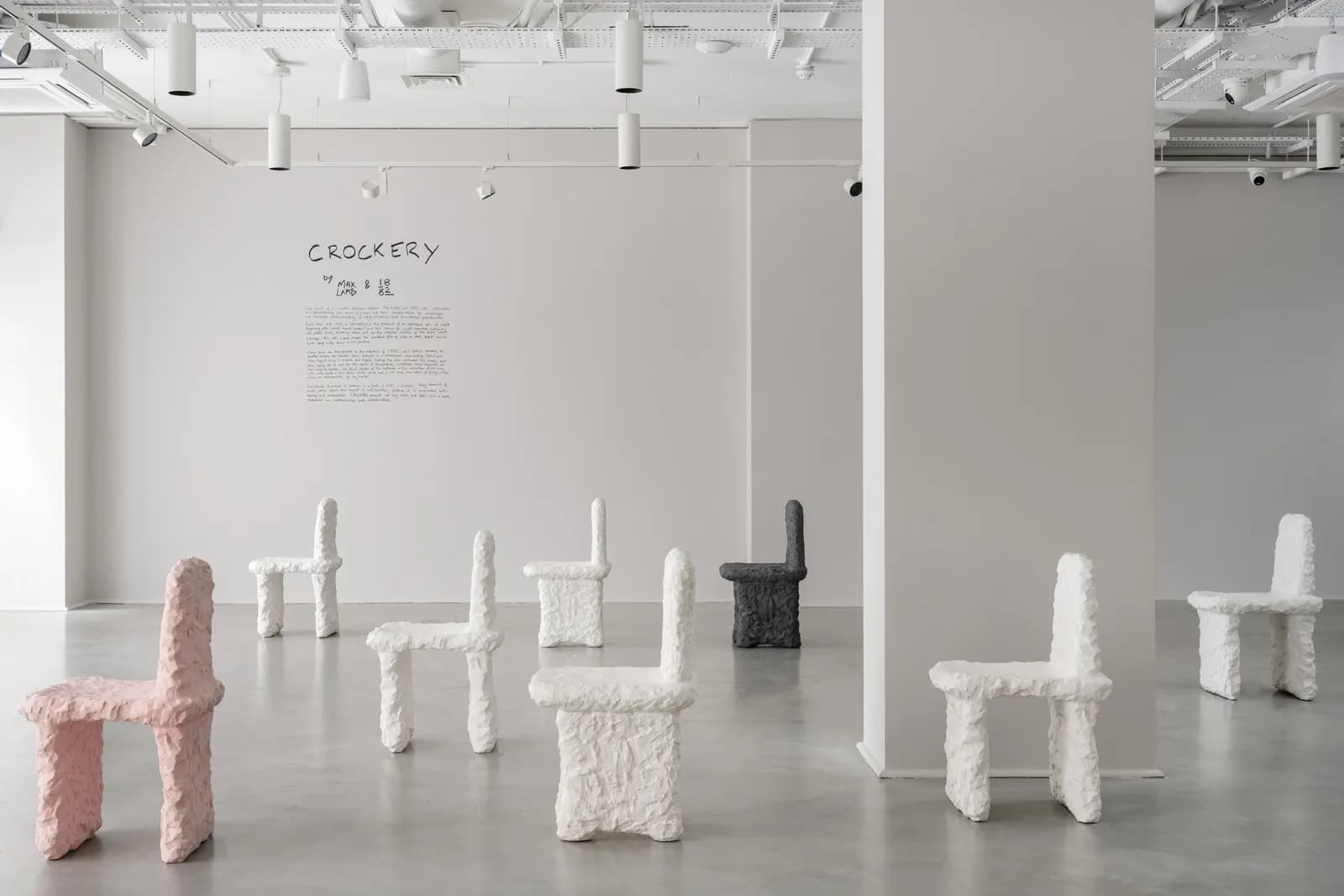 Макс Лэмб сделал мебель из керамики в коллаборации с 1882 Ltd Макс Лэмб сделал мебель из керамики в коллаборации с 1882 Ltd