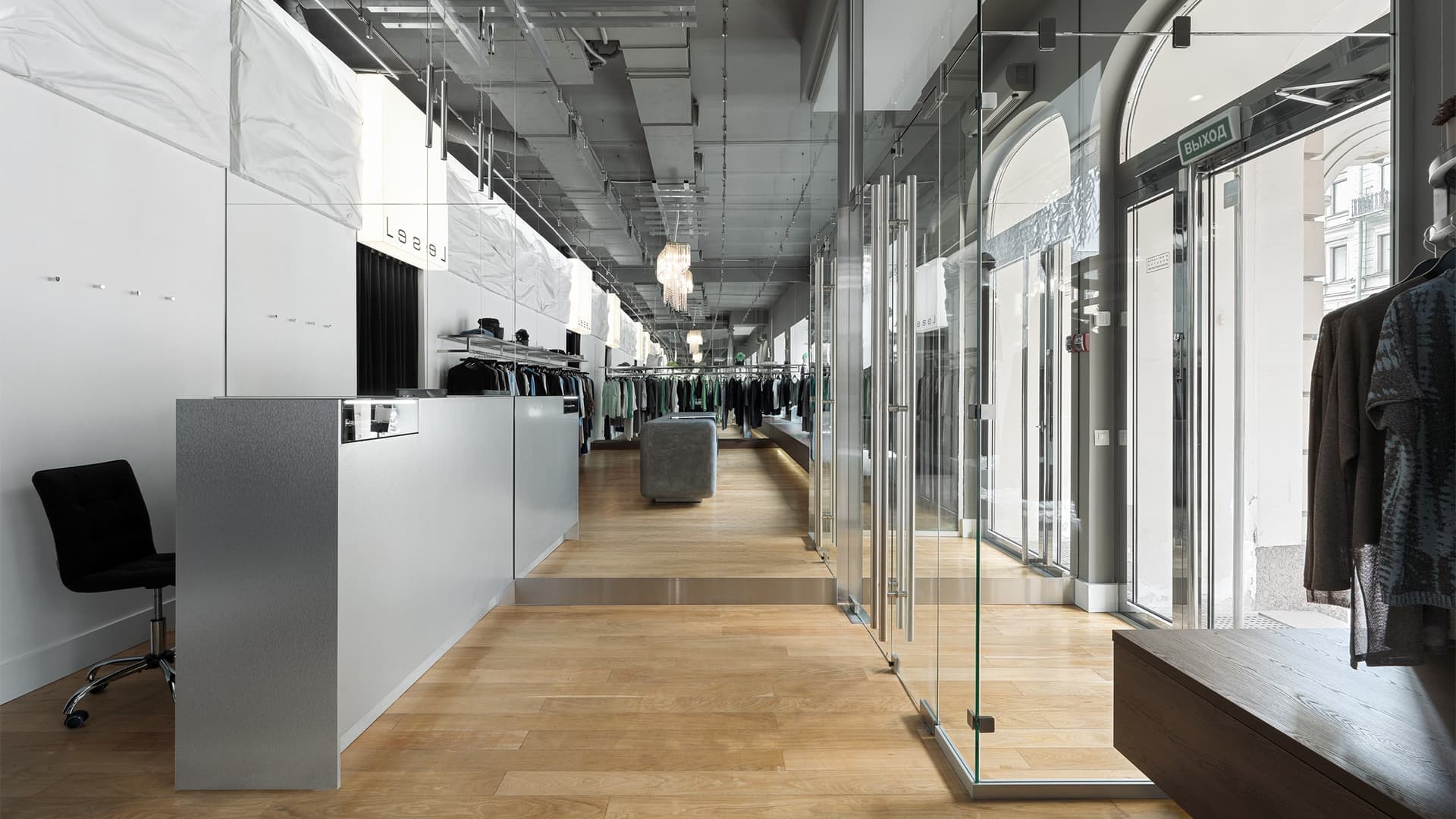 Монохром и декоративные барельефы в интерьере петербургского магазина женской одежды — проект архитектурного бюро ZIMA