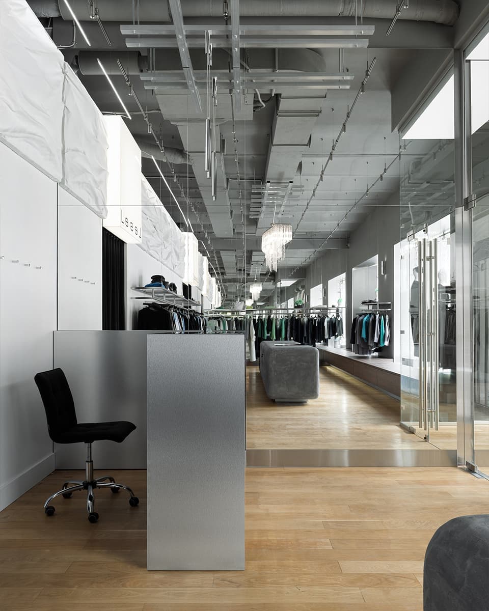 Монохром и декоративные барельефы в интерьере петербургского магазина женской одежды — проект архитектурного бюро ZIMA