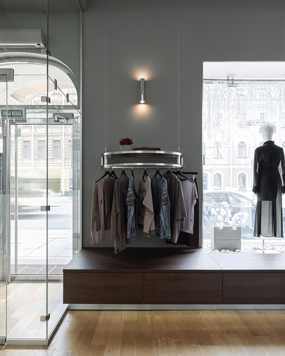 Монохром и декоративные барельефы в интерьере петербургского магазина женской одежды — проект архитектурного бюро ZIMA
