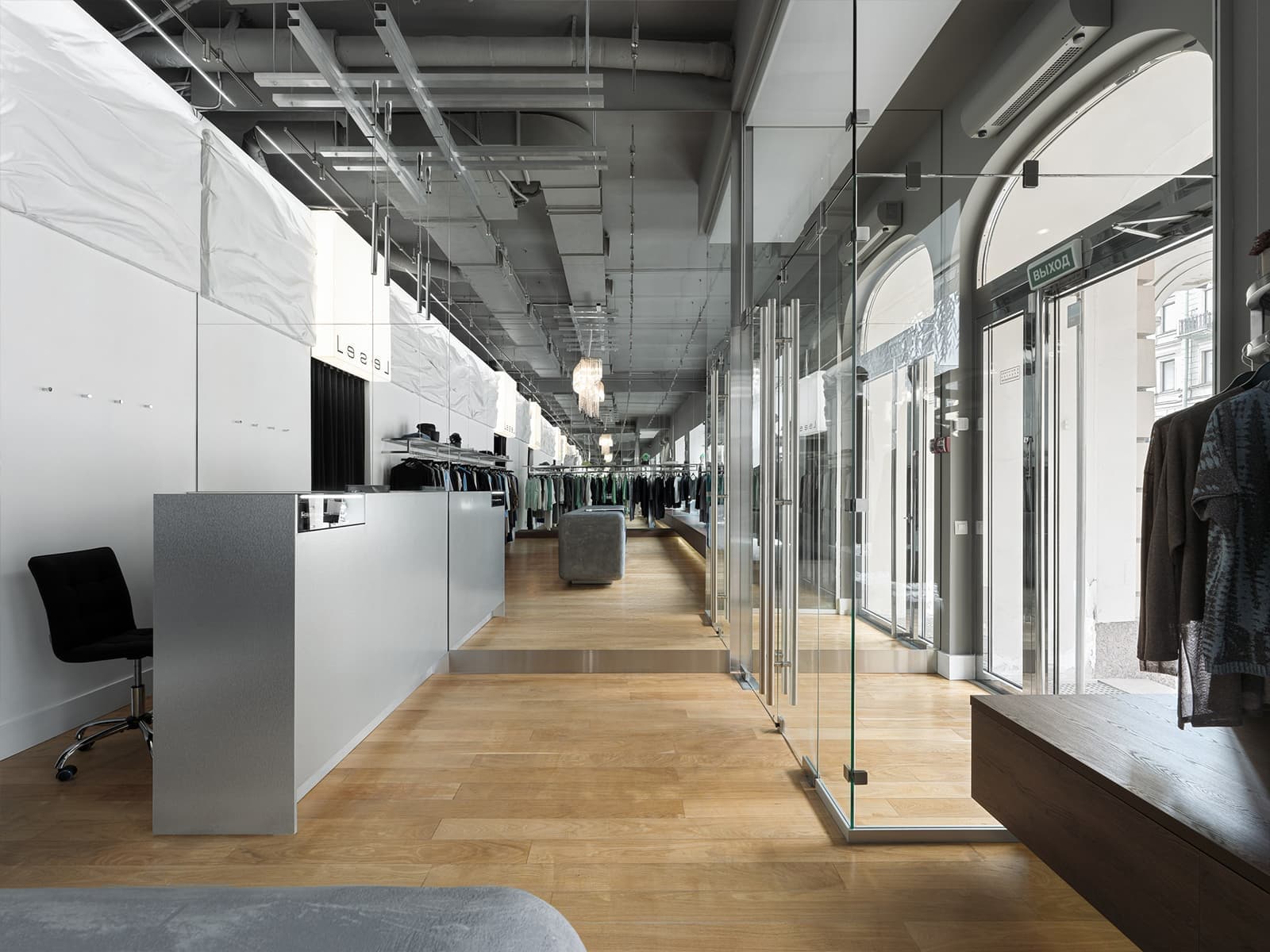 Монохром и декоративные барельефы в интерьере петербургского магазина женской одежды — проект архитектурного бюро ZIMA