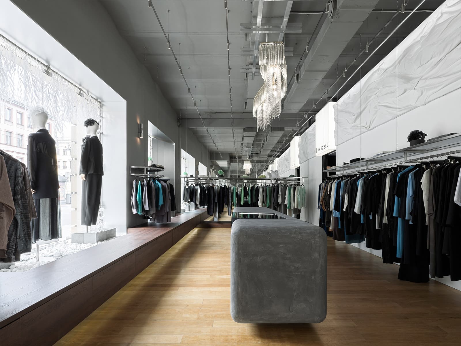 Монохром и декоративные барельефы в интерьере петербургского магазина женской одежды — проект архитектурного бюро ZIMA