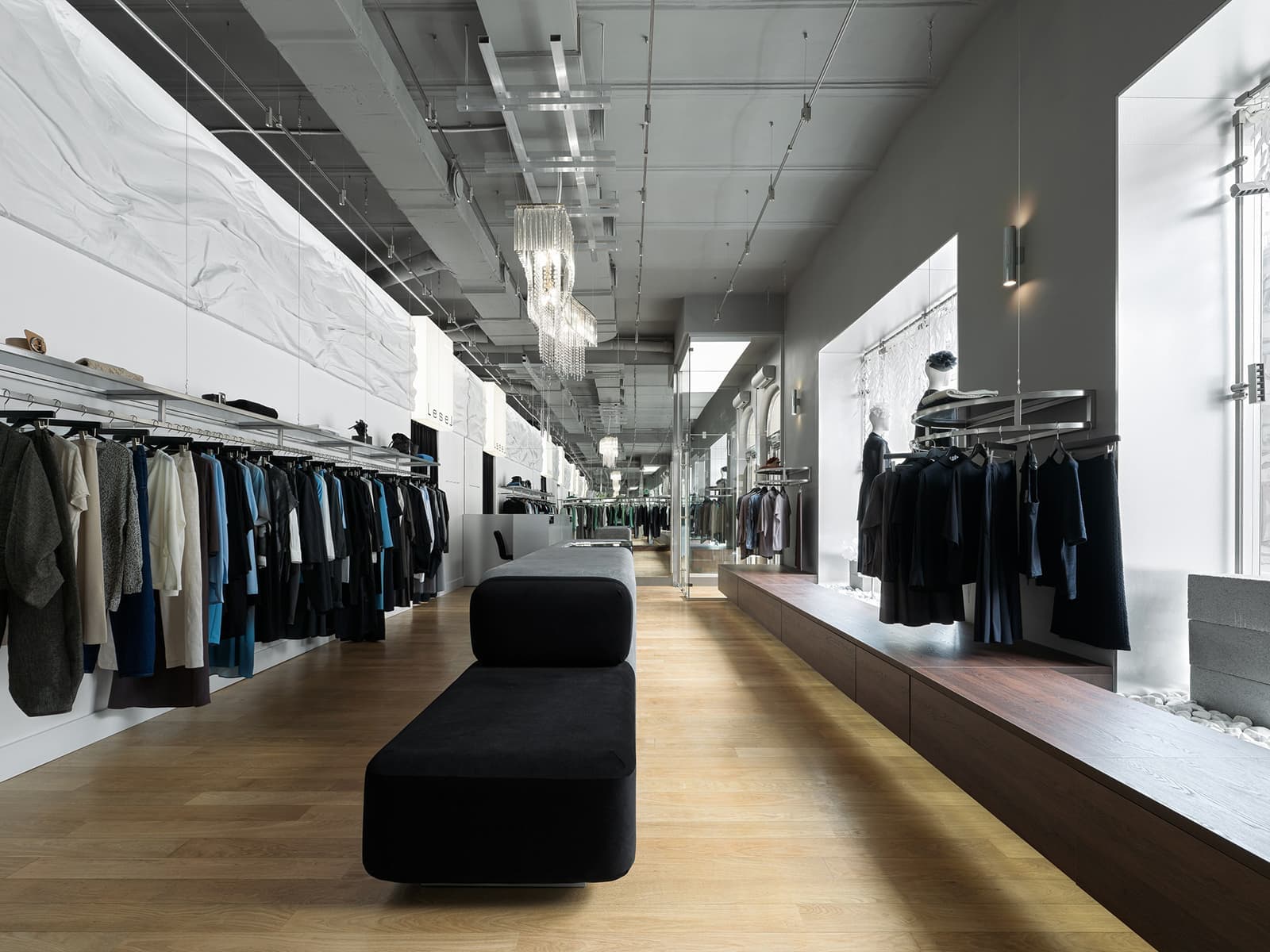 Монохром и декоративные барельефы в интерьере петербургского магазина женской одежды — проект архитектурного бюро ZIMA