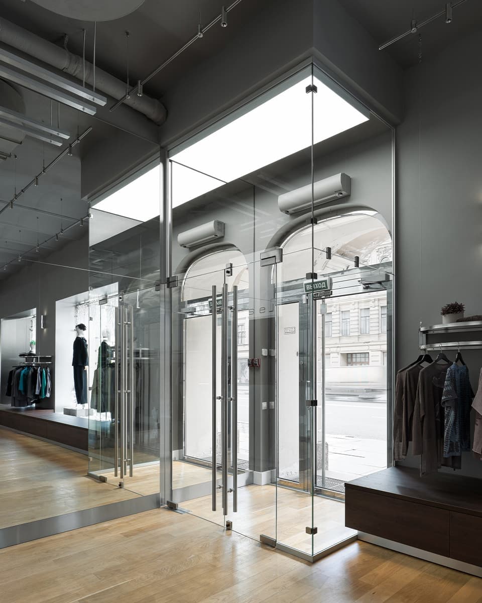 Монохром и декоративные барельефы в интерьере петербургского магазина женской одежды — проект архитектурного бюро ZIMA