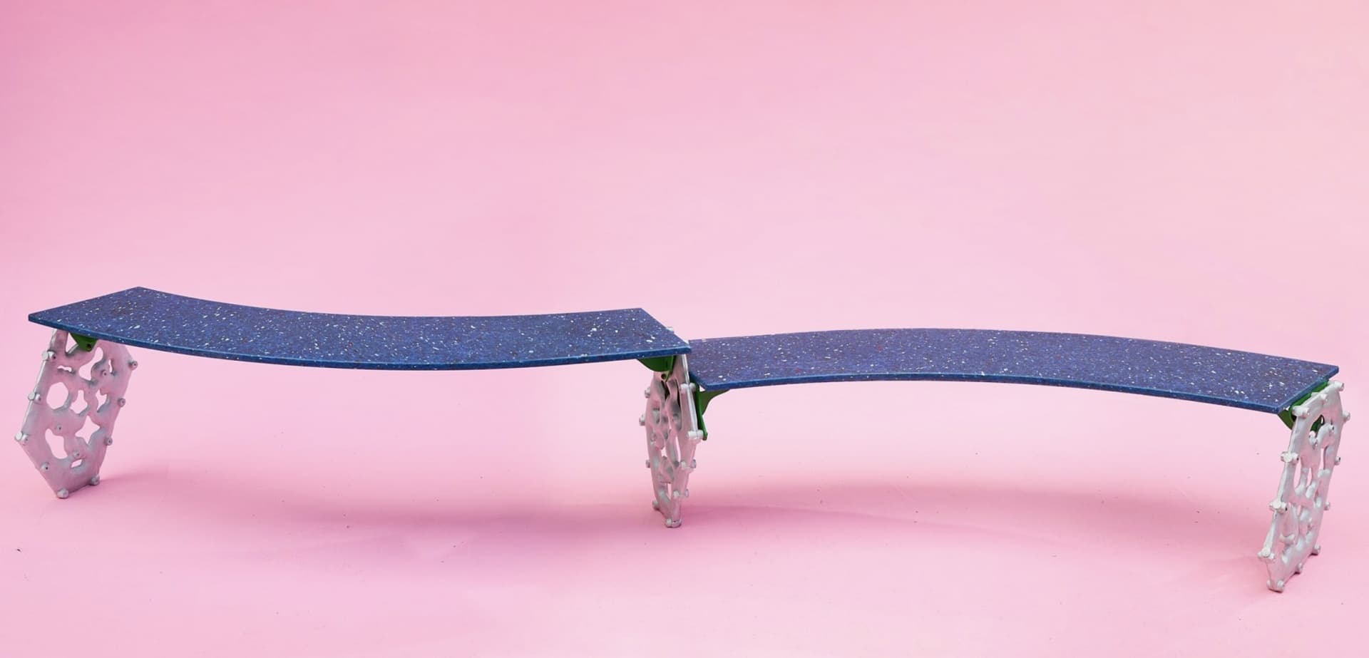 Лондонские дизайнеры вместе со школьниками разработали уличную скамью Лондонские дизайнеры вместе со школьниками разработали уличную скамью