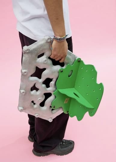 Лондонские дизайнеры вместе со школьниками разработали уличную скамью